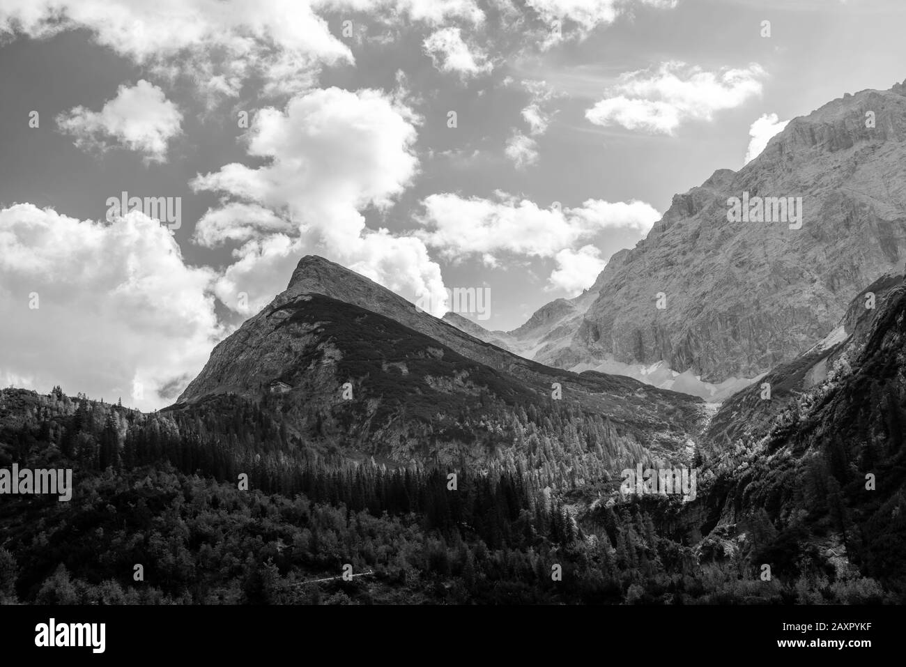 Vue depuis la vallée jusqu'à la Karwendelhaus et le Birkkarspitze Banque D'Images