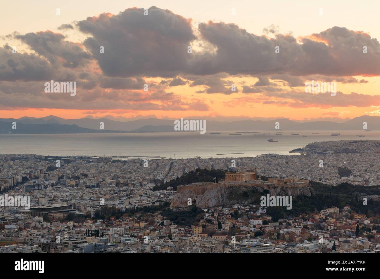 Vue de l'Acropole et la ville d'Athènes depuis la colline du Lycabette au coucher du soleil, la Grèce. Banque D'Images