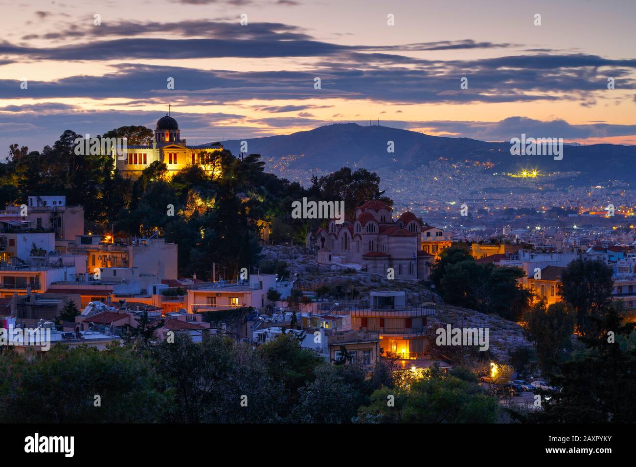 Voir la soirée de l'Observatoire national sur la colline de nymphes à Athènes, Grèce. Banque D'Images