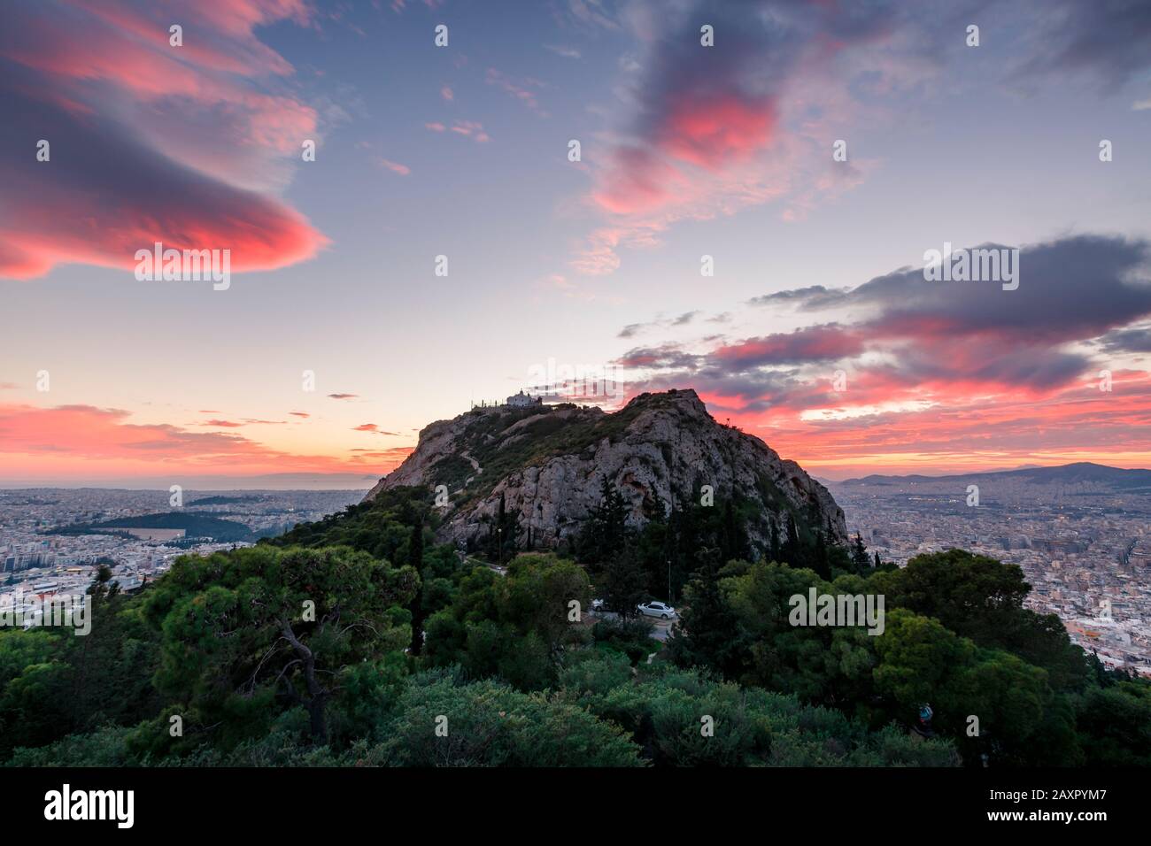 Vue sur le mont Lycabette et Athènes au coucher du soleil, la Grèce. Banque D'Images