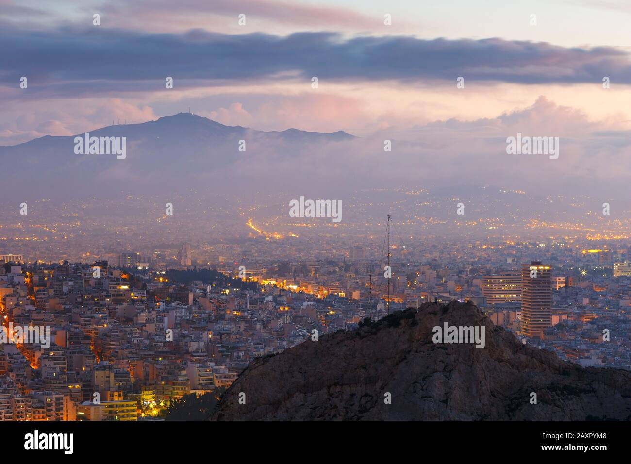 Vue d'Athènes depuis la colline du Lycabette à l'aube, la Grèce. Banque D'Images