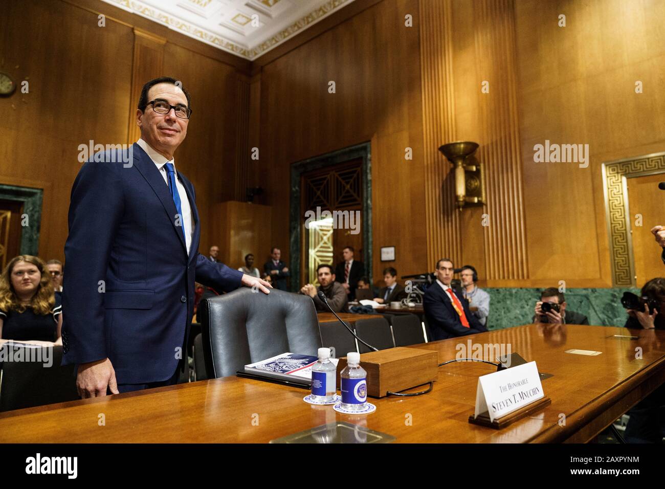 Washington, États-Unis. 12 février 2020. Le secrétaire au Trésor américain Steven Mnuchin arrive à témoigner devant le Comité sénatorial des finances lors d'une audience sur le budget de l'exercice 2021 du président, à Capitol Hill, à Washington, DC, aux États-Unis, le 12 février 2020. Crédit: Ting Shen/Xinhua/Alay Live News Banque D'Images