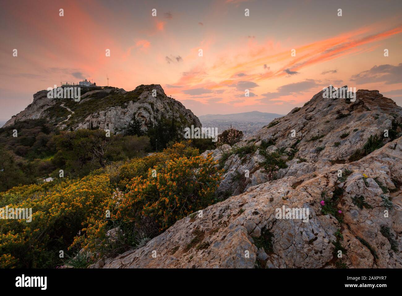 La colline de Lycabettus dans le centre d'Athènes au coucher du soleil, la Grèce. Banque D'Images