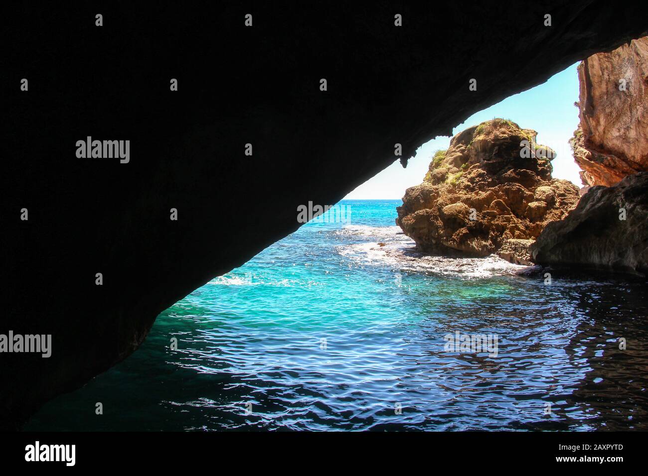 Vue sur l'entrée de la grotte de Bue Marino dans le golfe d'Orosei, en Sardaigne Banque D'Images