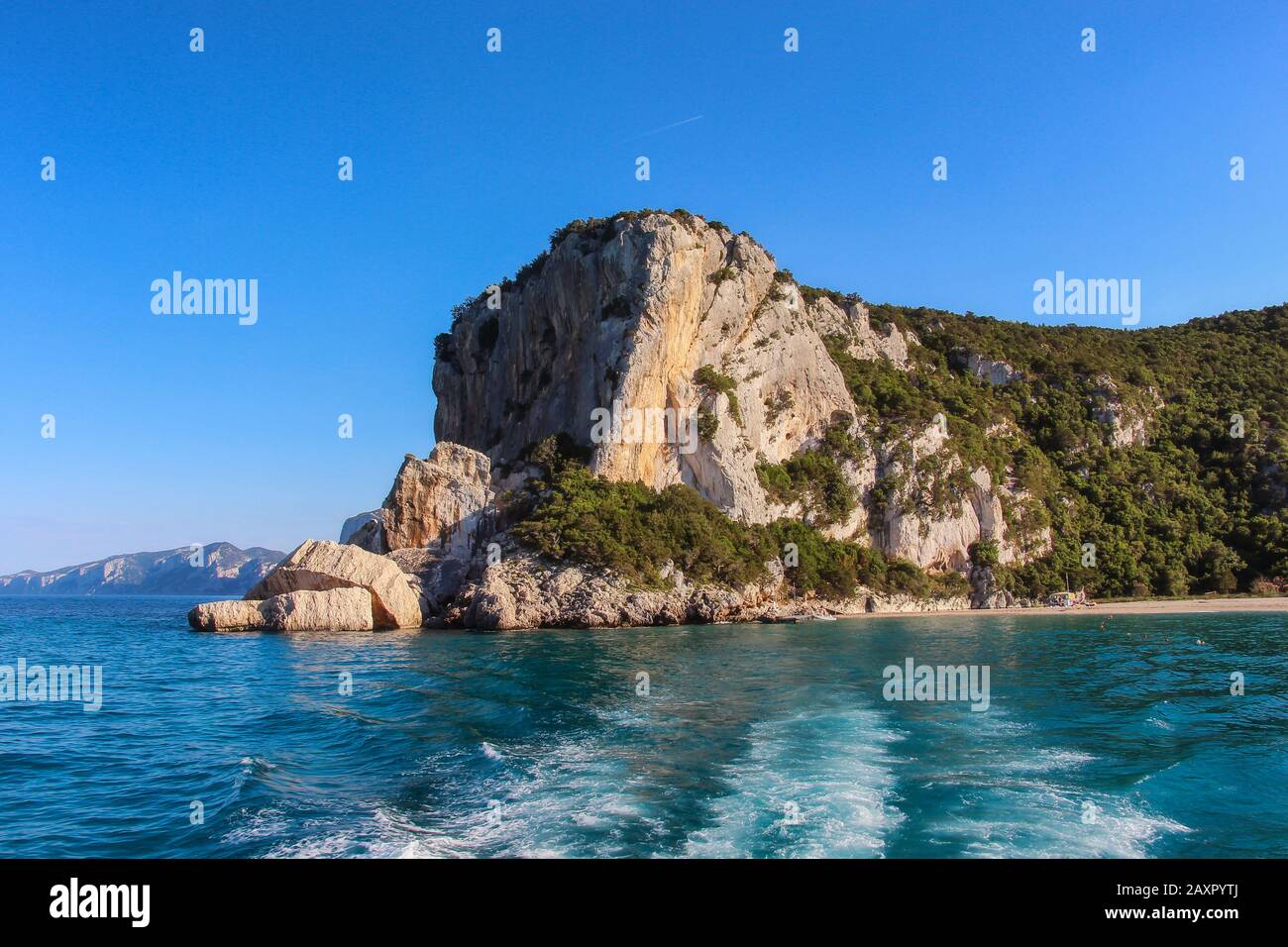 Le promontoire donnant sur la mer que vous pouvez gérer quand vous arrivez en bateau dans la belle Cala Luna, golfe d'Orosei, Sardaigne Banque D'Images