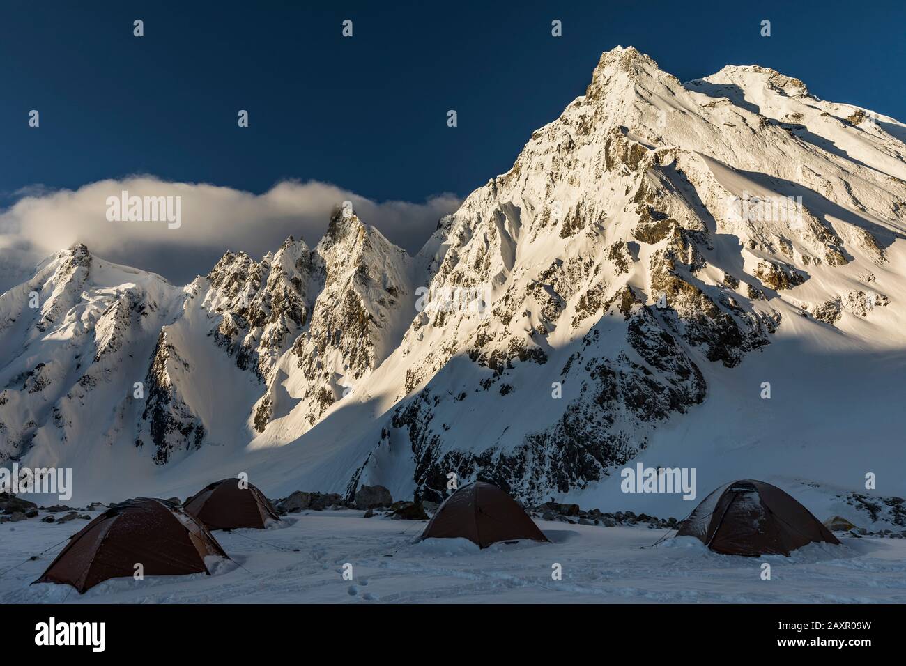 Campez avec des tentes dans une haute altitude de montagne enneigée, Himalaya Banque D'Images