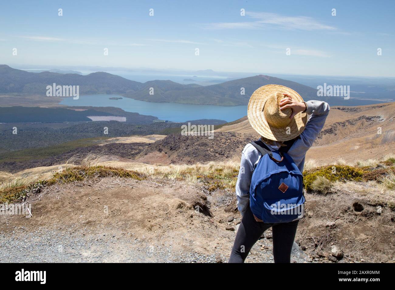 Randonneur féminin, portant des leggins et un chapeau, regardant le paysage naturel Banque D'Images