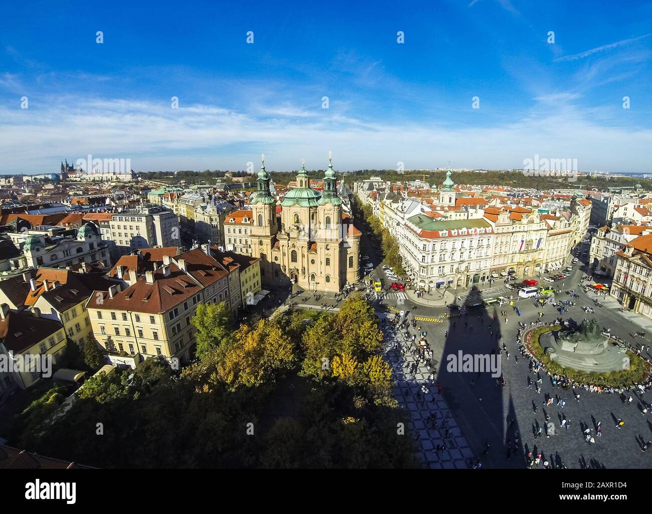 Vue aérienne de l'église Saint-Nicolas (tchèque: Kostel Svateho Mikulase) et de la place de la Vieille Ville (Staromestske namesti) dans la ville de Prague, en République tchèque Banque D'Images