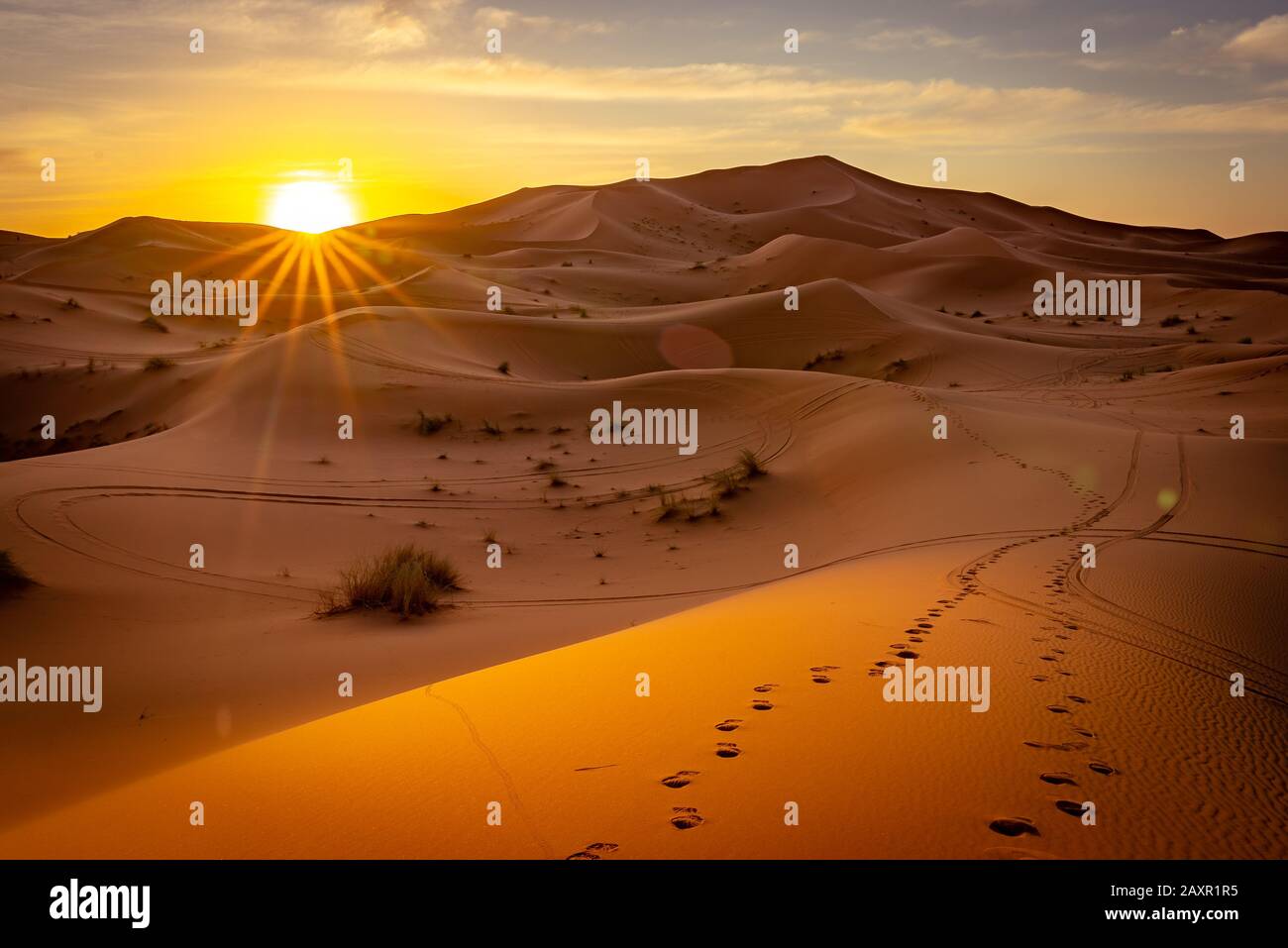 Lever du soleil dans le désert du Sahara, au Maroc Banque D'Images