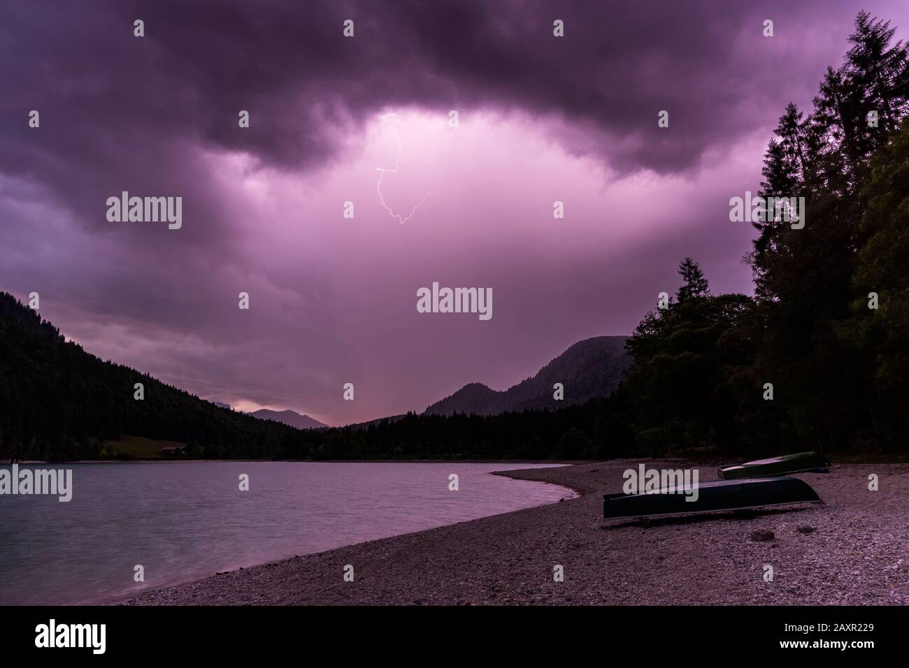 Une tempête de foudre sur le bateau amarrer au lac Walchensee dans les alpes bavaroises. Banque D'Images