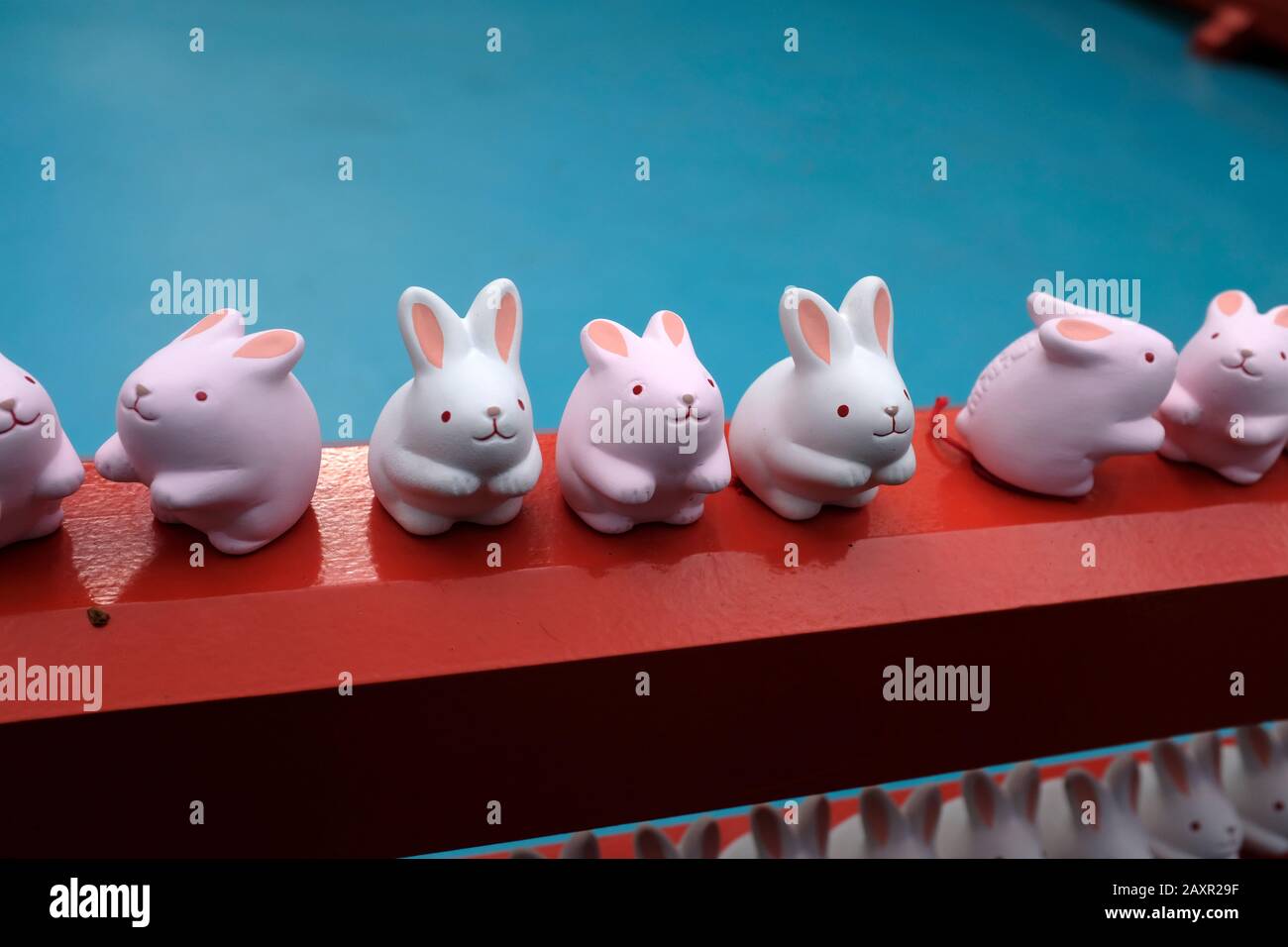 Statues de lapin au sanctuaire d'Okazaki à Kyoto, Japon Banque D'Images