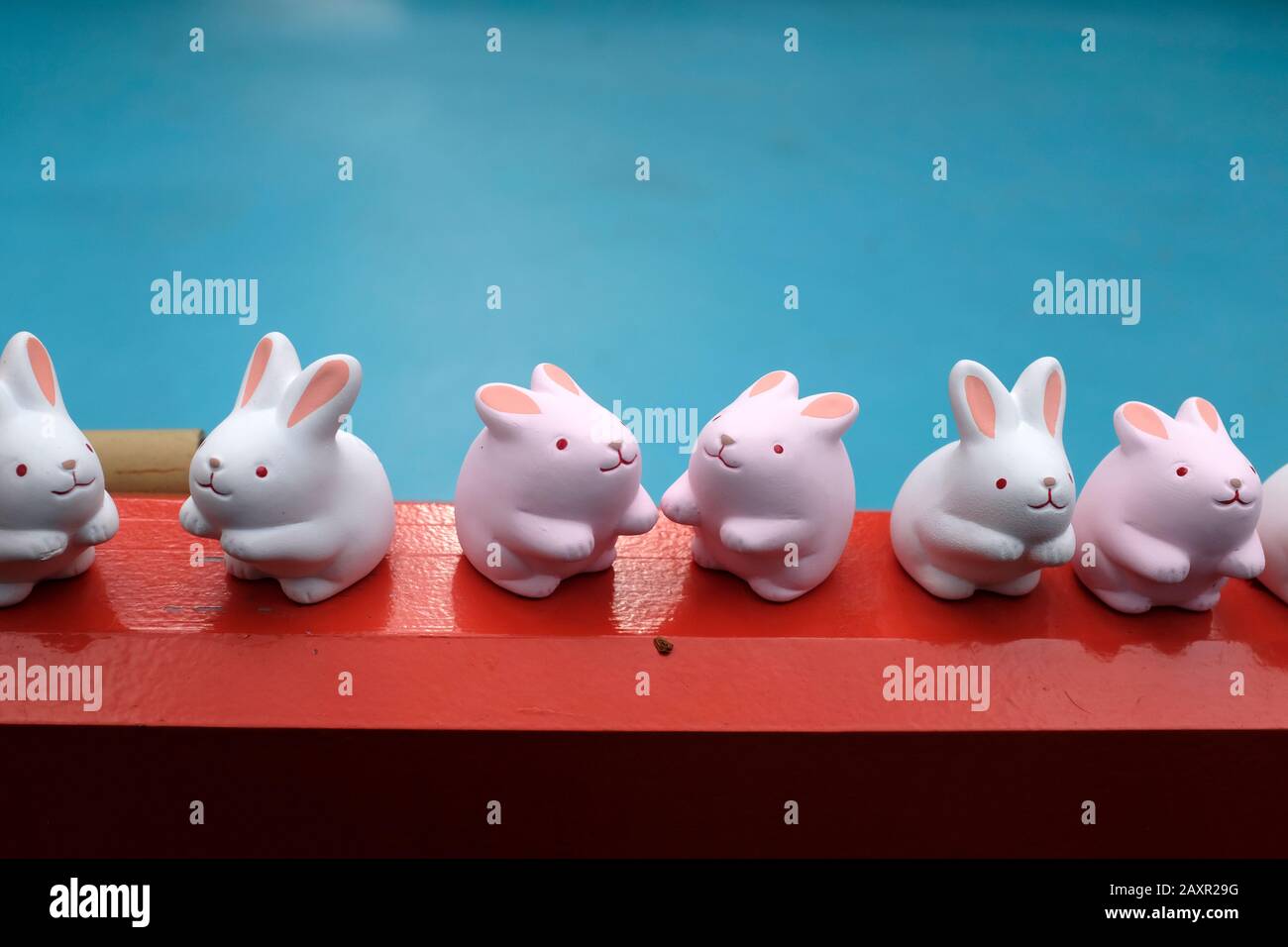 Statues de lapin au sanctuaire d'Okazaki à Kyoto, Japon Banque D'Images