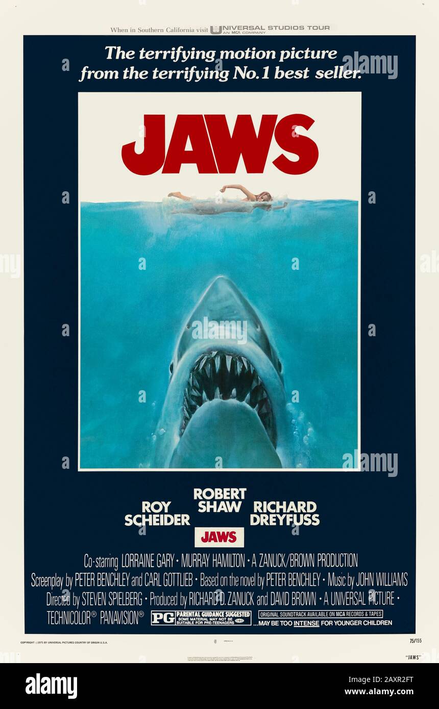 JAWS (1975) réalisé par Steven Spielberg et avec Roy Scheider, Robert Shaw, Richard Dreyfuss et Murray Hamilton. Le roman de Peter Benchley sur un requin meurtrier terrorise l'île d'Amity pendant la saison des vacances frappe le grand écran. Banque D'Images