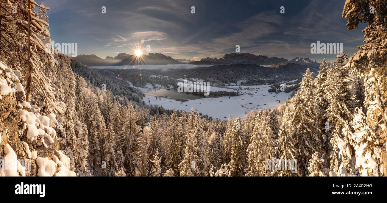 Lever du soleil sur le Karwendel, au premier plan le lac enneigé de Gerold / lac Wagenbrüch près de Garmisch-Partenkirchen en hiver. Banque D'Images