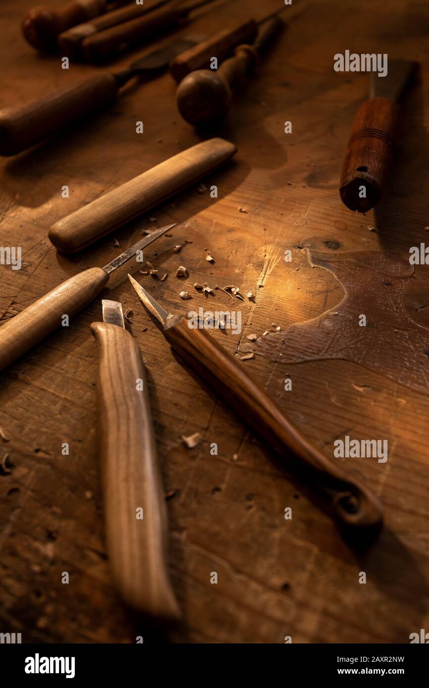 Couteau à sculpter dans un atelier de violon à la lumière du soleil du soir Banque D'Images