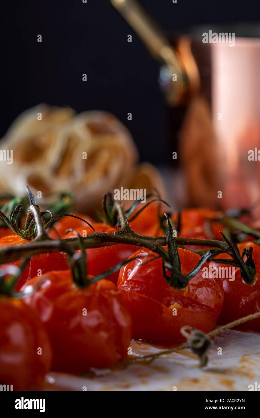 Tomates cerises mûres sur la vigne. Banque D'Images