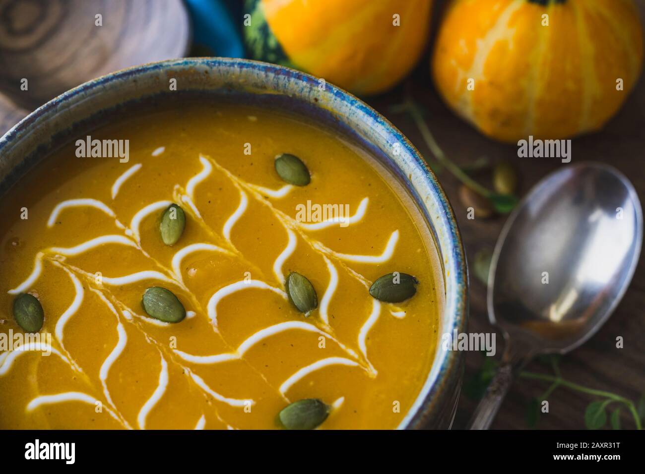 Bol de soupe de squash d'hiver. Banque D'Images