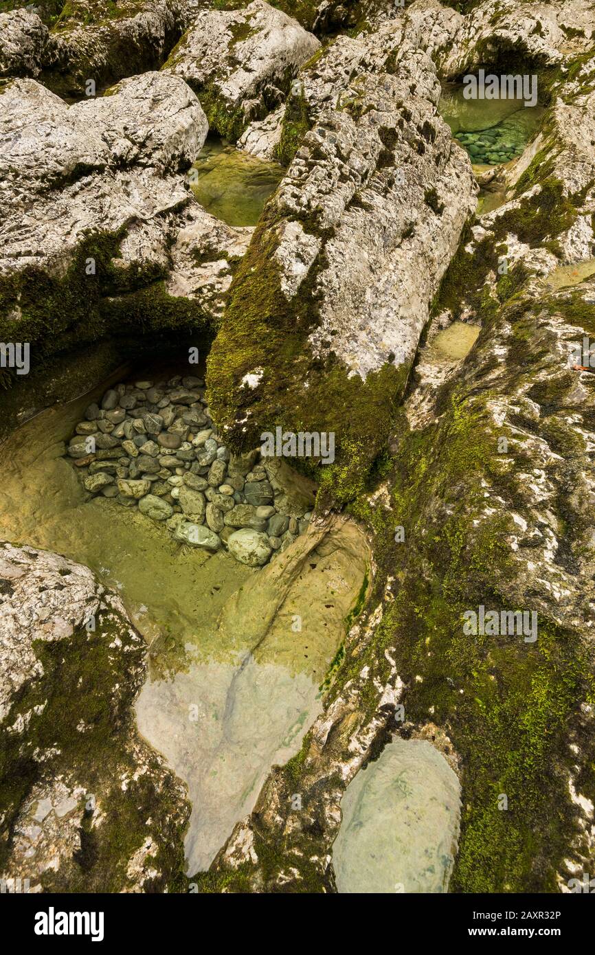 Puddle dans la roche au cours du ruisseau du Walchen dans le recervoir de Sylvenstein à Karwendel Banque D'Images