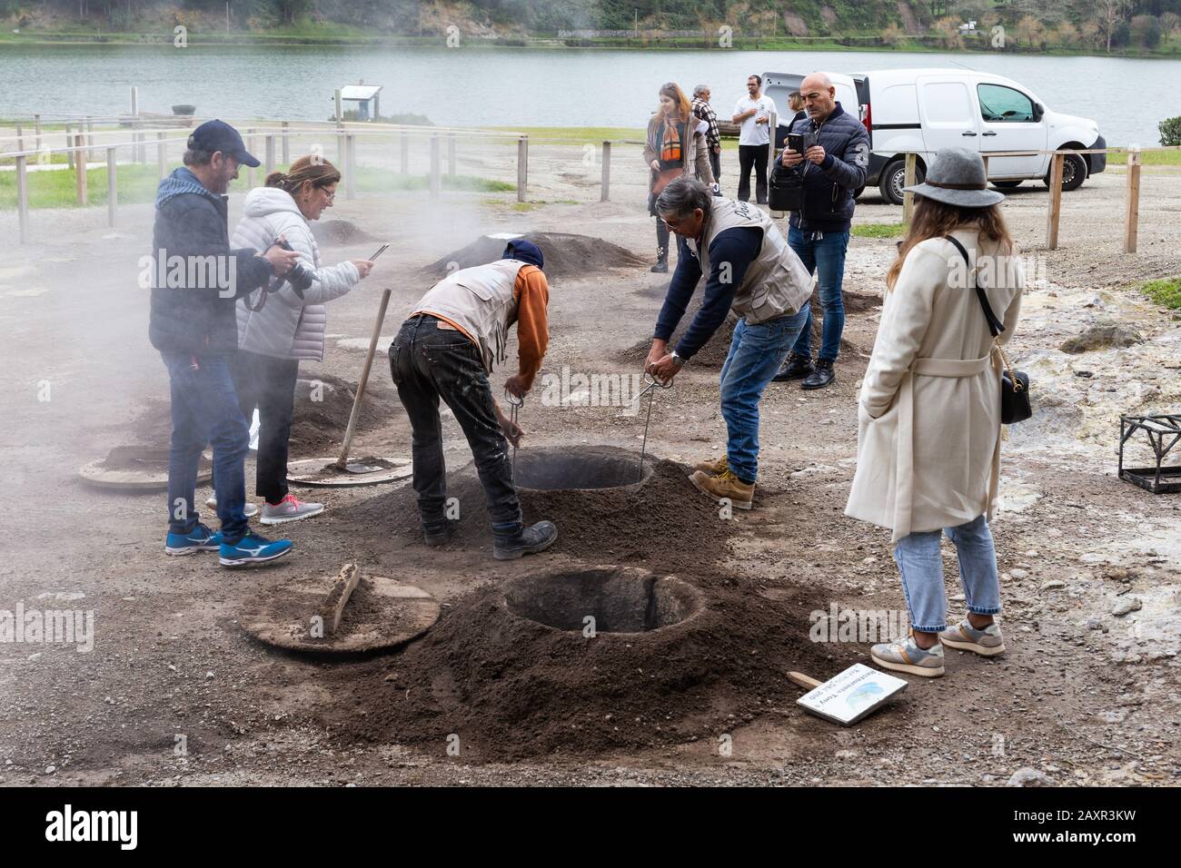 Furnas, Açores - février 2020: Trois hommes enlevant 'Cozido das Furnas', des aliments cuits aux ouvertures volcaniques de l'île de Sao Miguel, aux Açores, au Portugal Banque D'Images