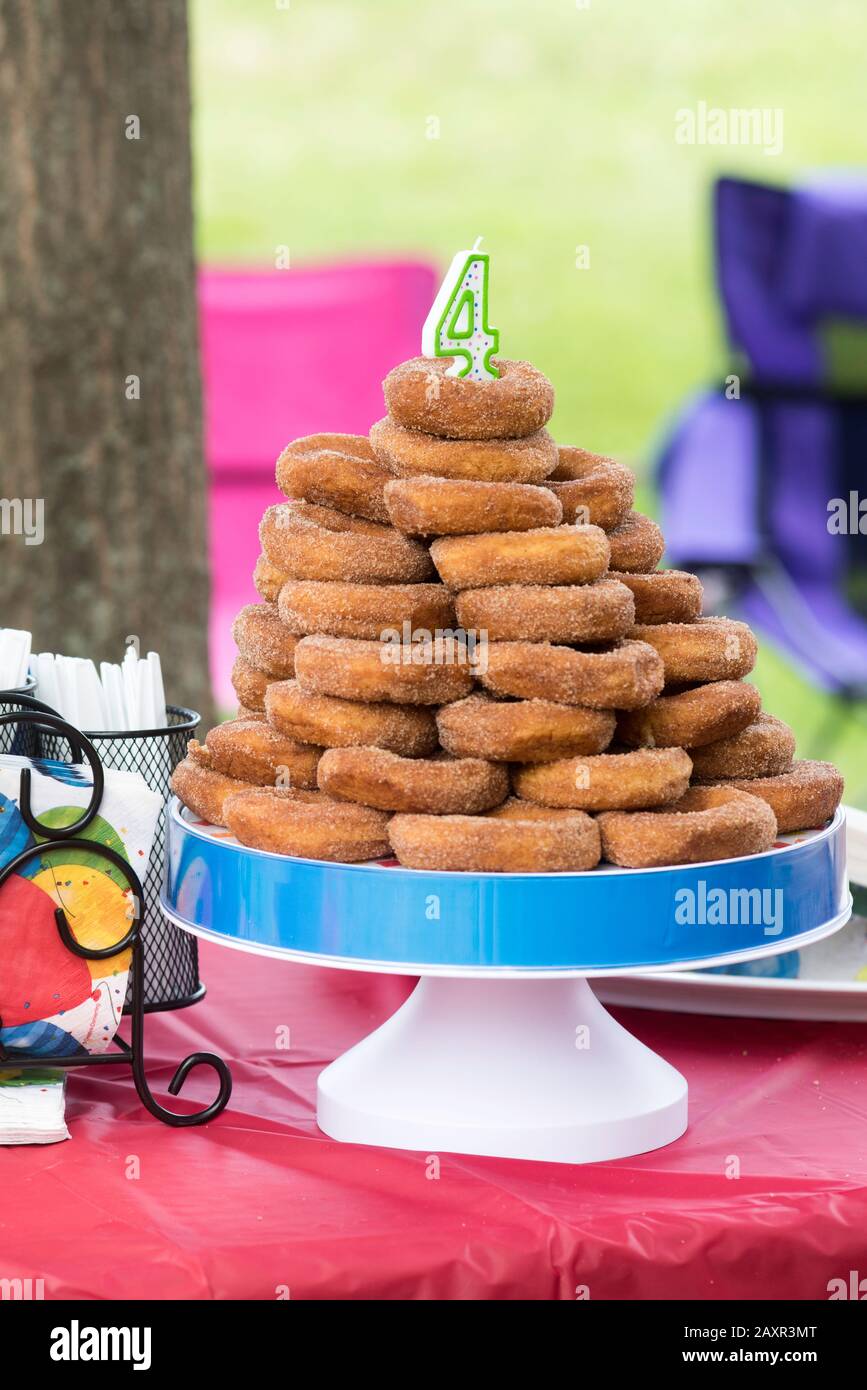 Gâteau d'anniversaire fait de beignets Banque D'Images