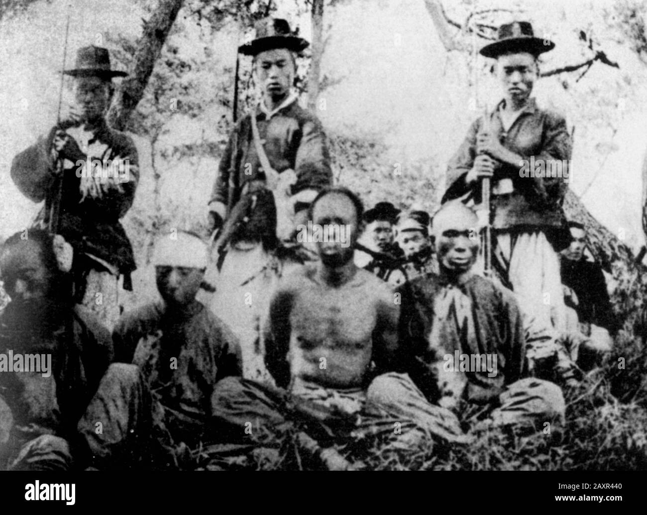 Soldats coréens et prisonniers chinois lors de la première guerre sino-japonaise (1894-1895). Banque D'Images
