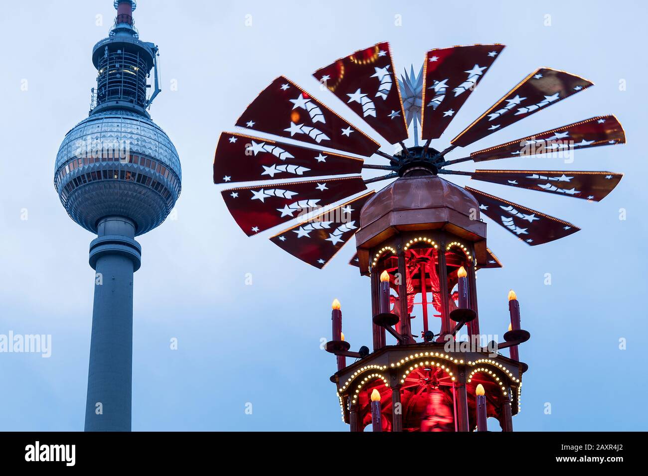 Berlin, place Alexander, marché de Noël, pyramide tournante avec tour de télévision de Berlin Banque D'Images