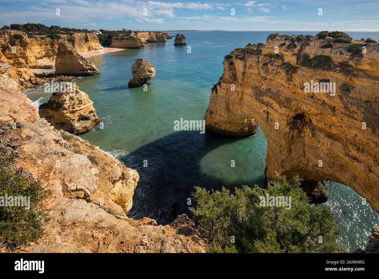Côte rocheuse à Praia da Marinha près de Benagil, Algarve, district de Faro, Portugal Banque D'Images