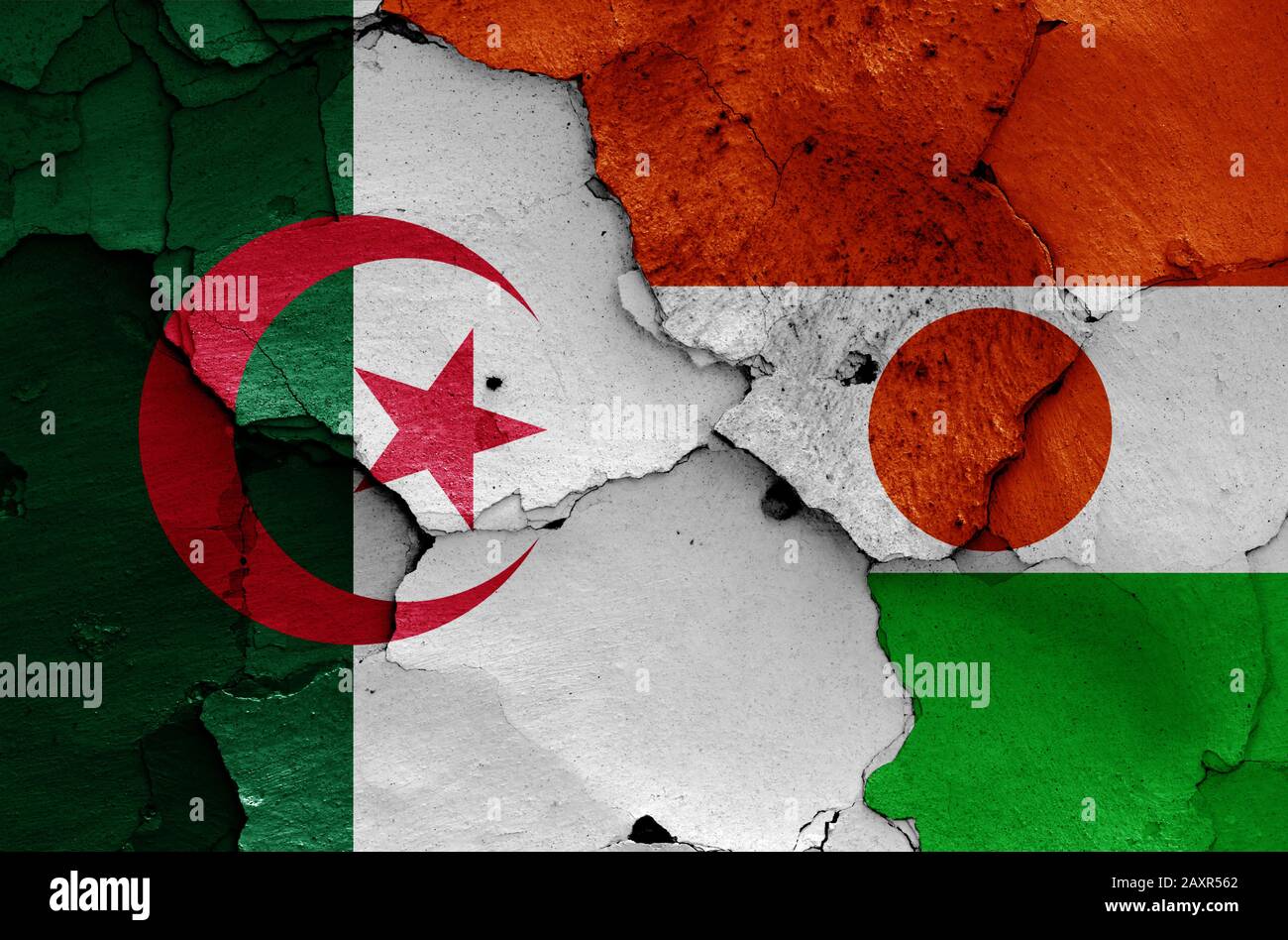 Drapeaux de l'Algérie et du Niger peints sur un mur fissuré Banque D'Images
