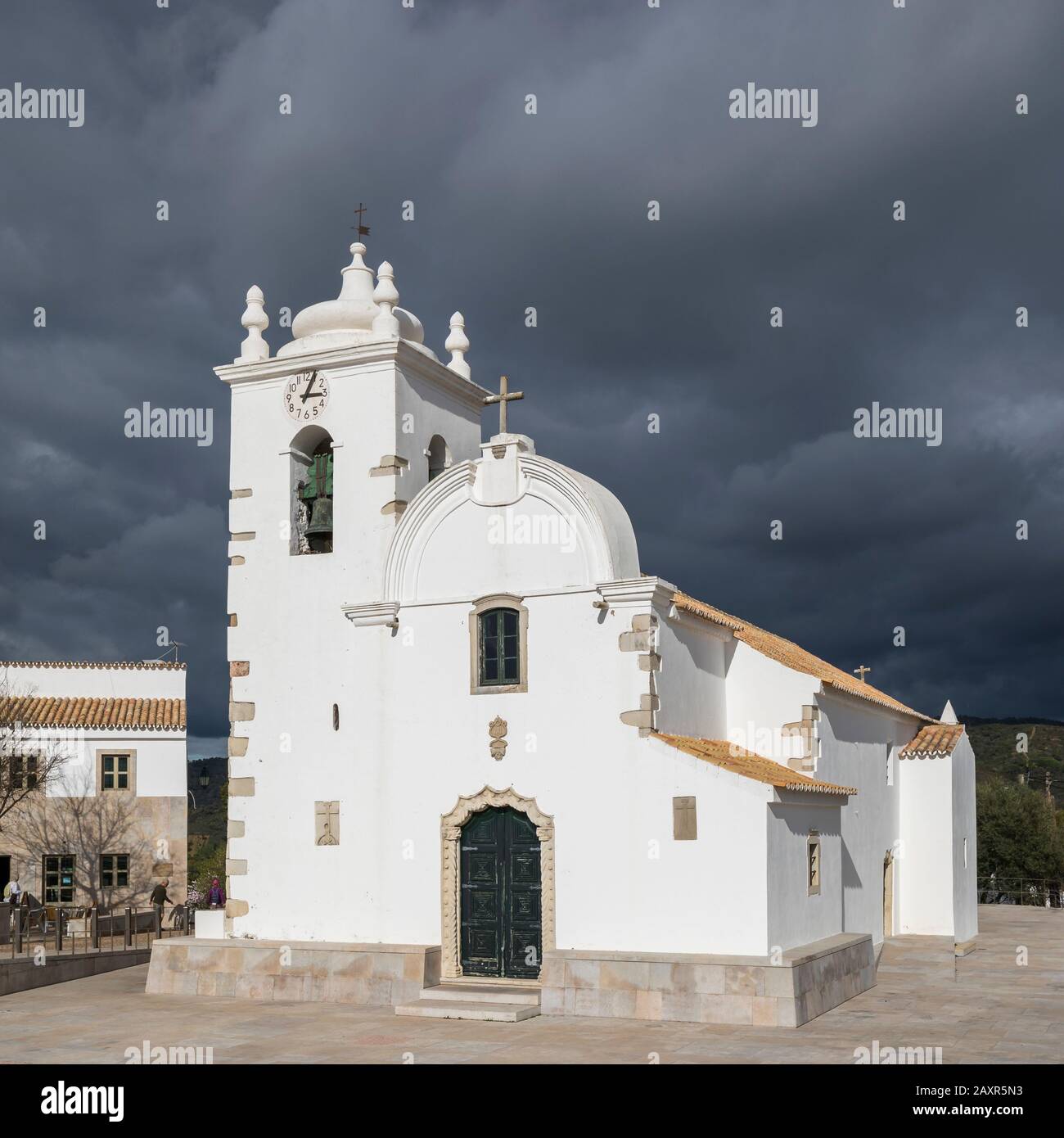 L'église Nossa Senhora da Assuncao située sur la place principale de Querenca, Algarve, dans le quartier de Faro, Portugal Banque D'Images