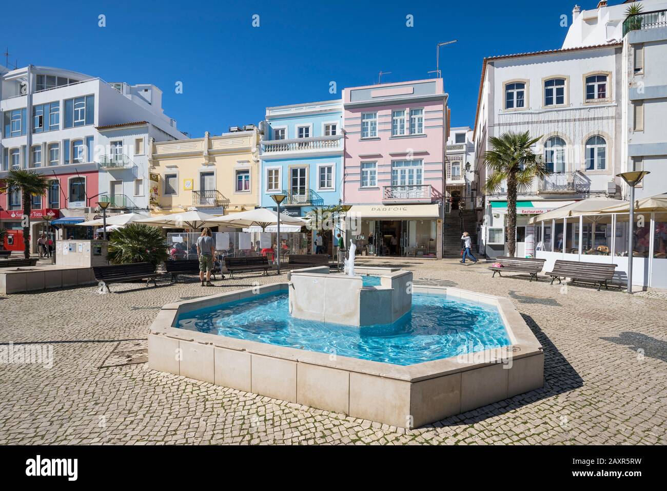 Zone piétonne et fontaine dans la vieille ville, Lagos, Algarve, Faro, Portugal Banque D'Images