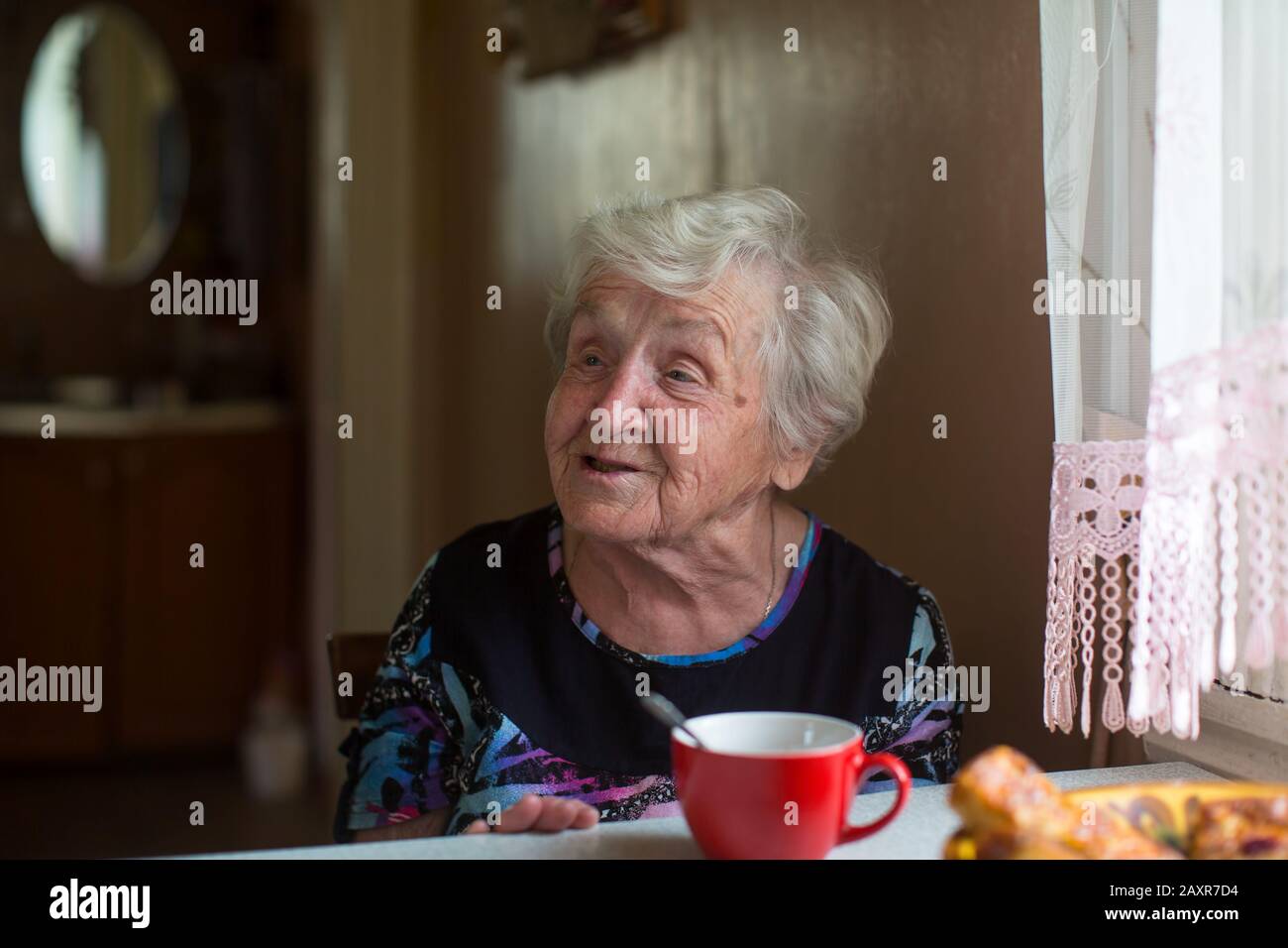 Portrait d'une vieille femme à sa maison. Banque D'Images