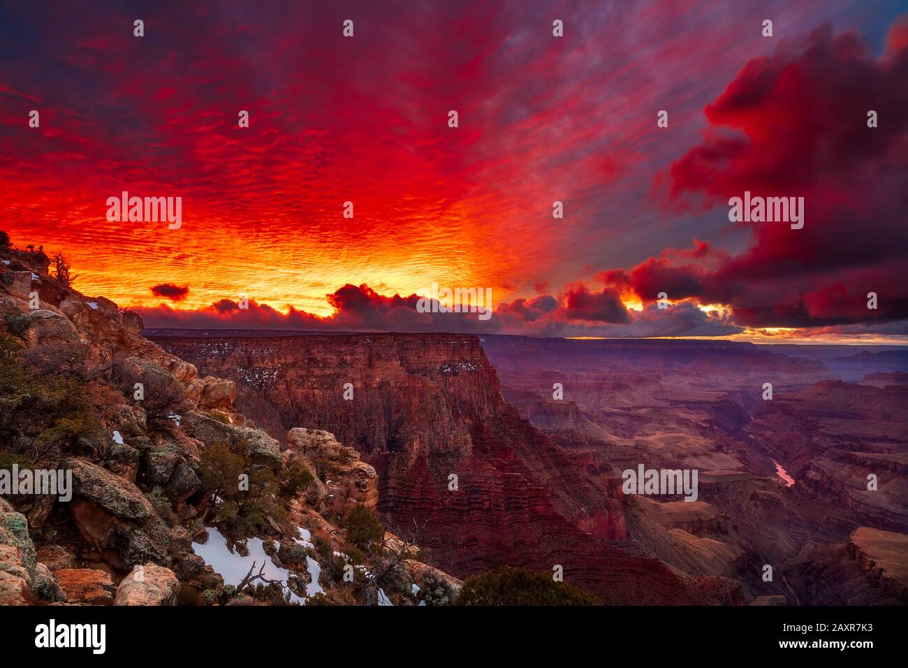 Un spectaculaire coucher de soleil sur le Grand Canyon depuis Navajo point sur le plateau sud du parc national du Grand Canyon, Arizona, États-Unis Banque D'Images