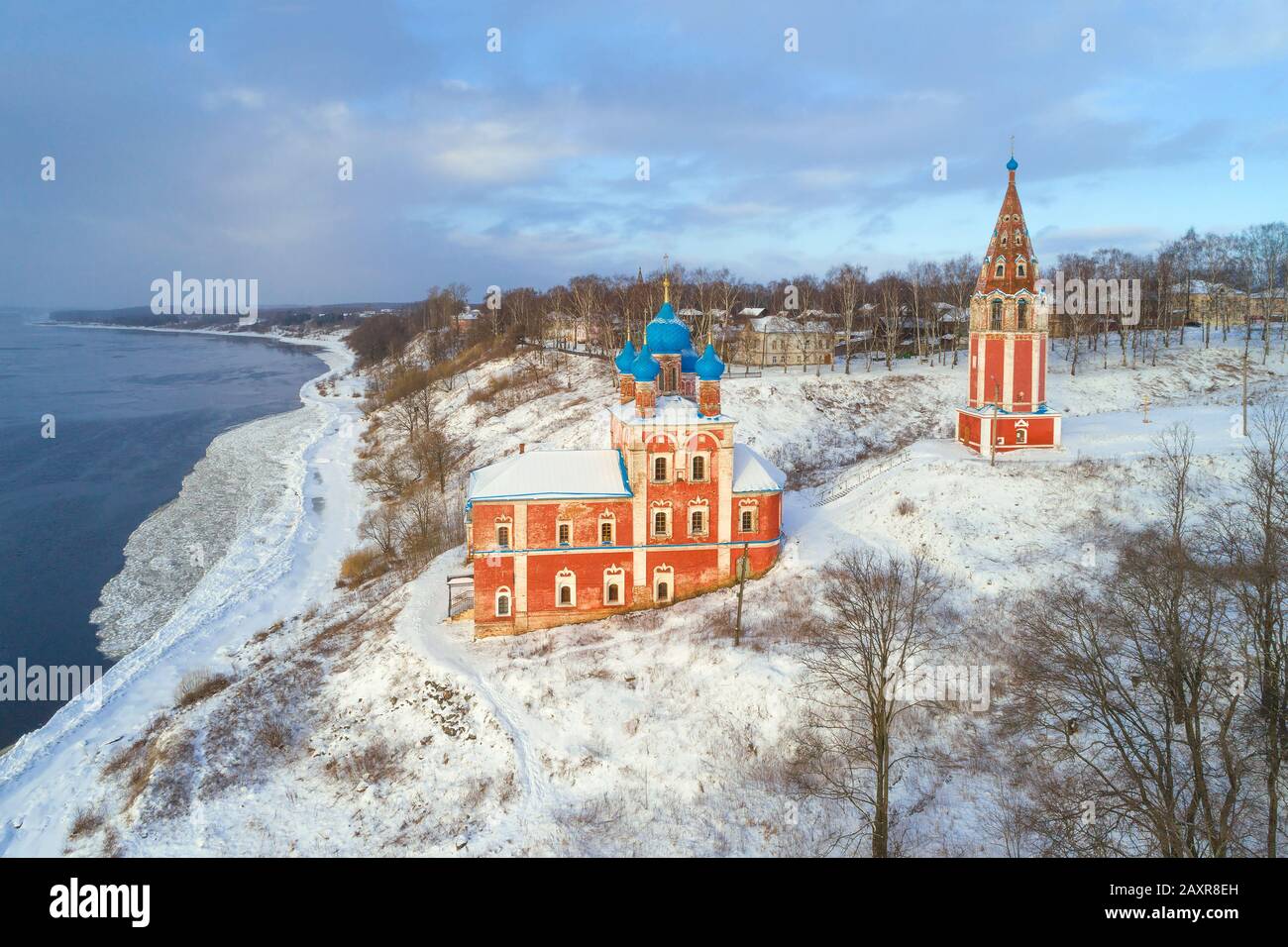 Église ancienne De L'Icône de la mère de Dieu de Kazan sur les rives de la Volga un après-midi de janvier (tiré d'un quadricoptère). Tutaev Banque D'Images
