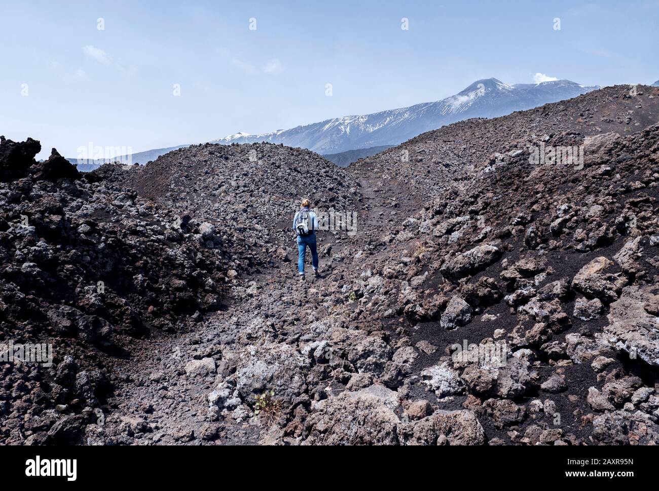Faites une randonnée dans un champ de lave au pied de l'Etna en Sicile Banque D'Images