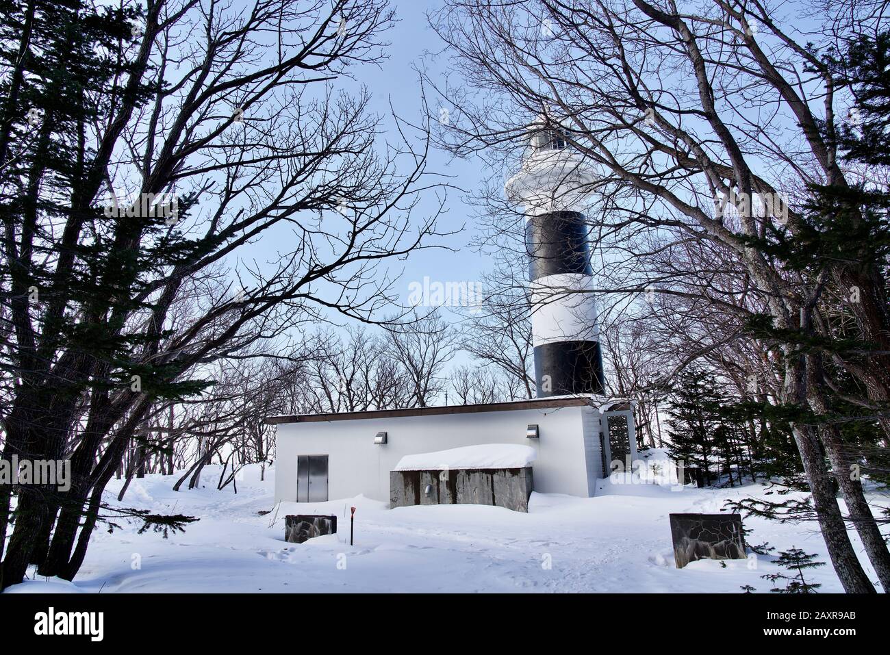 Phare du Cap Utoro recouvert de neige en hiver, Shiretoko, Hokkaido, Japon Banque D'Images