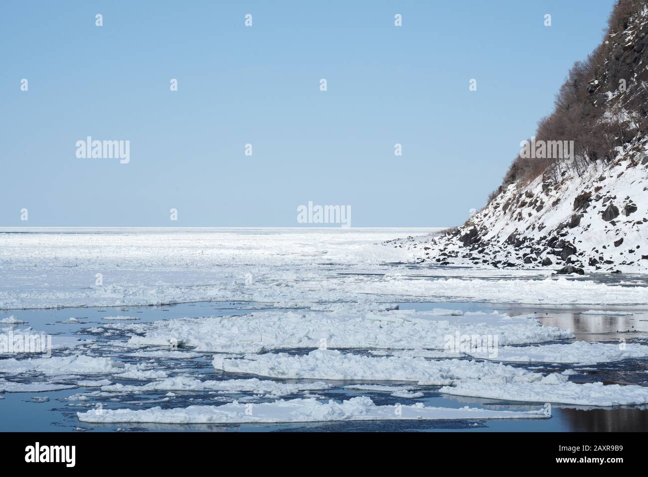 Dérive de glace à la mer d'Okhotsk, Shiretoko, Hokkaido, Japon, en hiver Banque D'Images