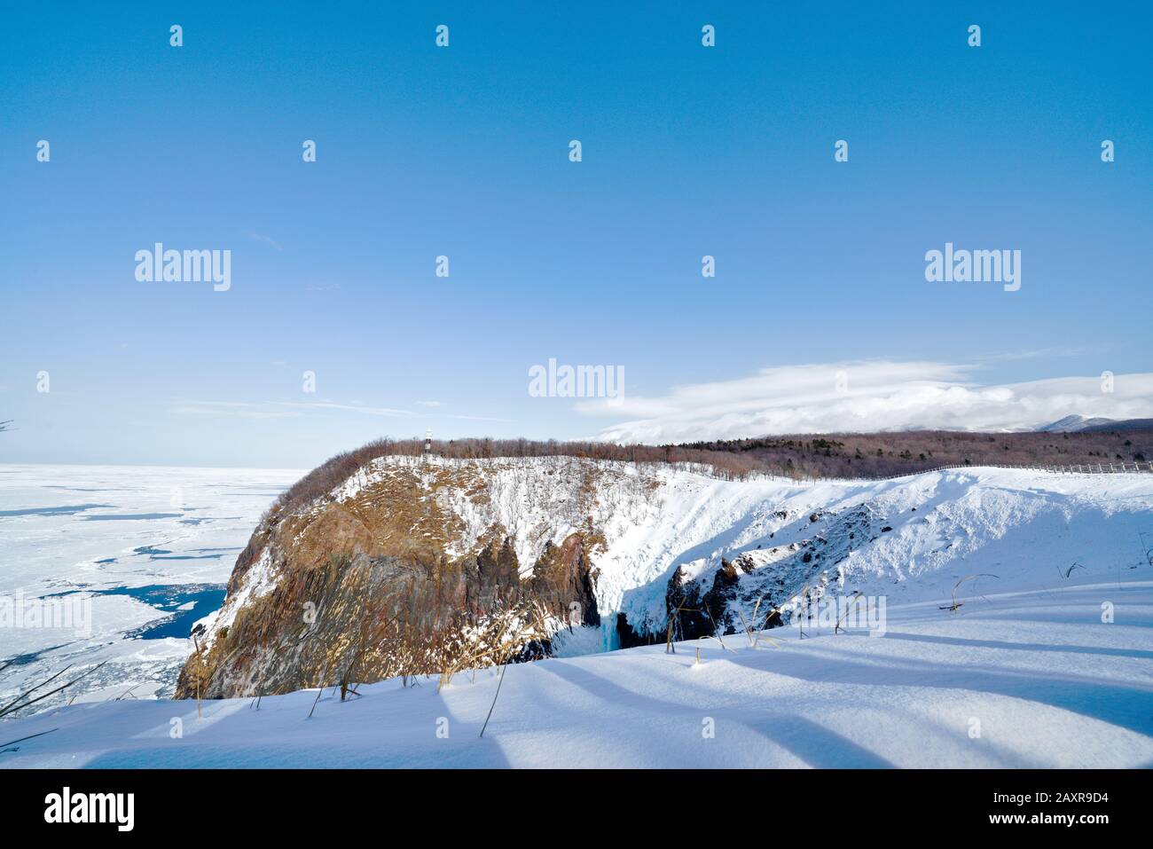 Vue panoramique sur les chutes de Furepe, le cap d'utoro, le phare d'utoro et la mer d'okhotsk recouverte de glace et de neige en hiver, Shiretoko, Hokkai Banque D'Images