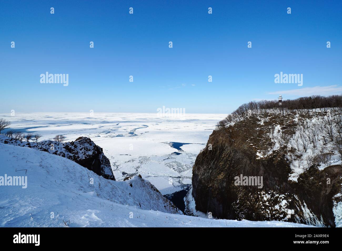 Vue panoramique sur les chutes de Furepe, le cap d'utoro, le phare d'utoro et la mer d'okhotsk recouverte de glace et de neige en hiver, Shiretoko, Hokkai Banque D'Images