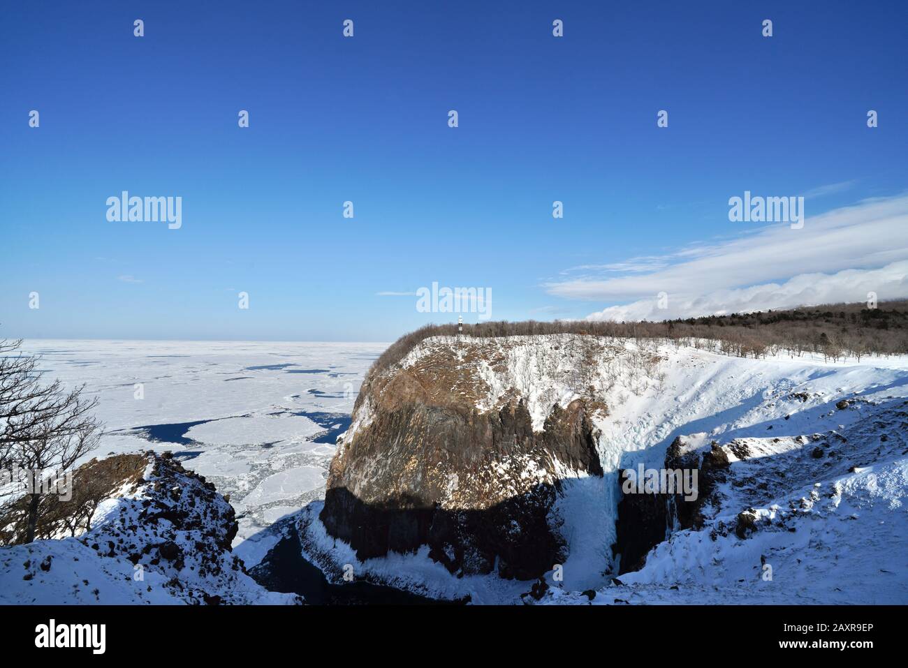 Vue panoramique sur les chutes de Furepe, le cap d'utoro, le phare d'utoro et la mer d'okhotsk recouverte de glace et de neige en hiver, Shiretoko, Hokkai Banque D'Images