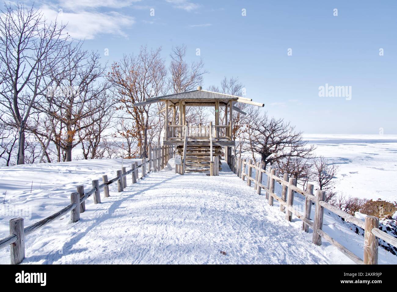 Pont d'observation des chutes de Furepe recouvert de neige en hiver, Shiretoko, Hokkaido, Japon Banque D'Images