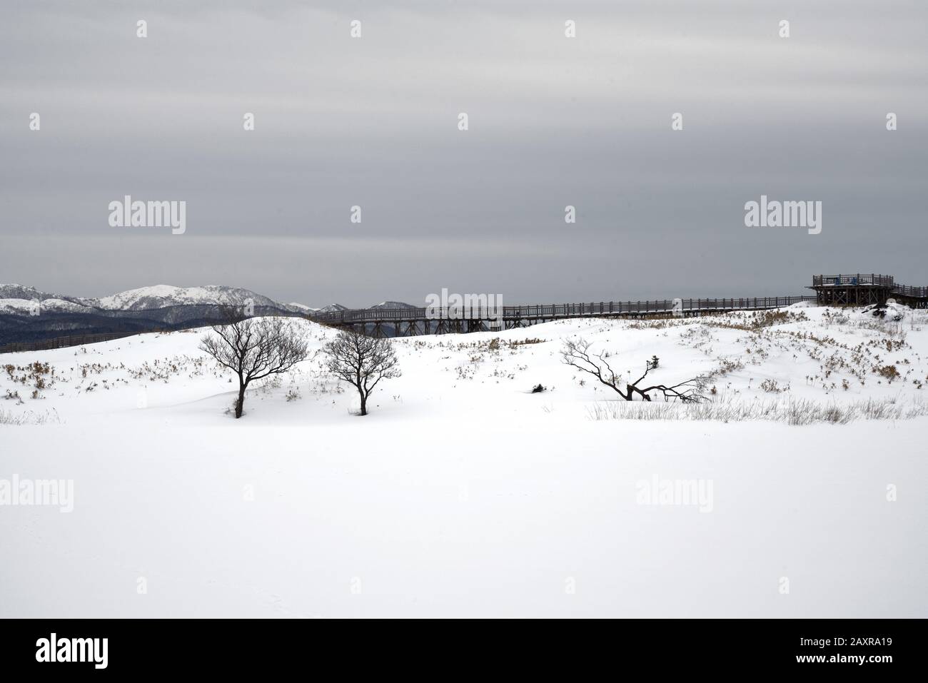 Randonnée dans les cinq lacs de Shiretoko couverts de neige en hiver avec la chaîne de montagnes de Shiretoko et le pont d'observation en arrière-plan, Hokkaido, Japon Banque D'Images