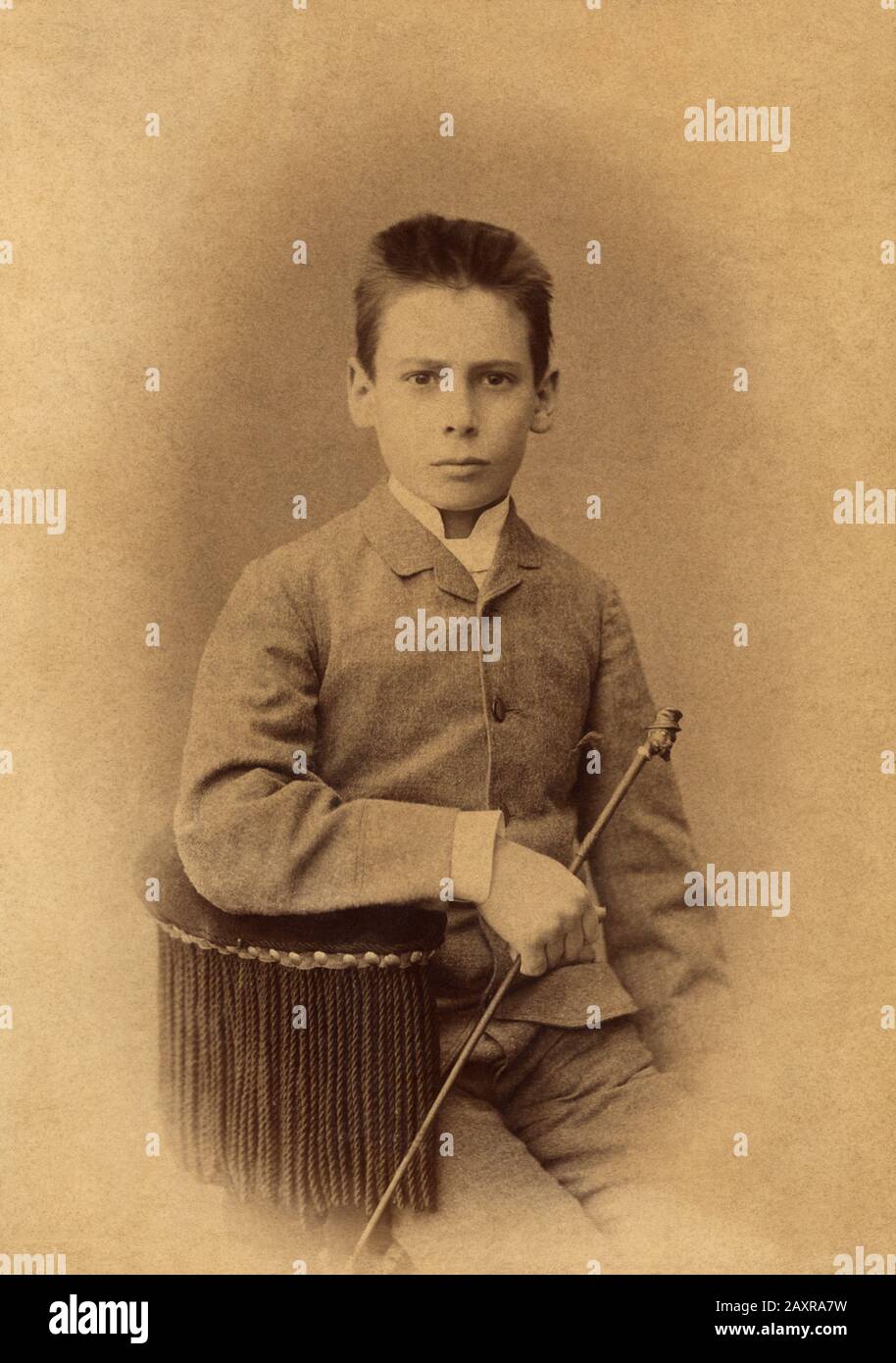 1880 CA, TREVISO , ITALIE : enfant non dentifié d'une famille noble italienne de la ville de TREVISO . Photo De Giuseppe Ferretto , Trévise. - BELLE EPOQUE - ENFANT - ENFANTS - bambini - infanzia - enfant - bastone da passeggio - canne - col - coletto - nobili italiani - nobile italiano - nobiltà italiana - Noblesse - ITALIA - VENETO - FOTO STORICHE - HISTOIRE ---- ARCHIVIO GBB Banque D'Images