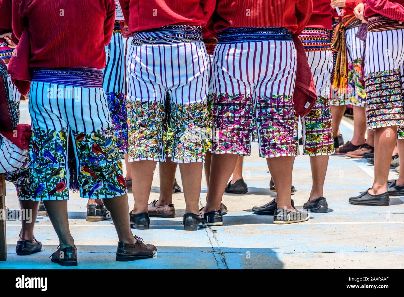 Santiago Atitlan, Guatemala - 19 avril 2019 : hommes mayas portant un costume traditionnel lors des célébrations Du vendredi Saint dans la ville du lac Atitlan. Banque D'Images