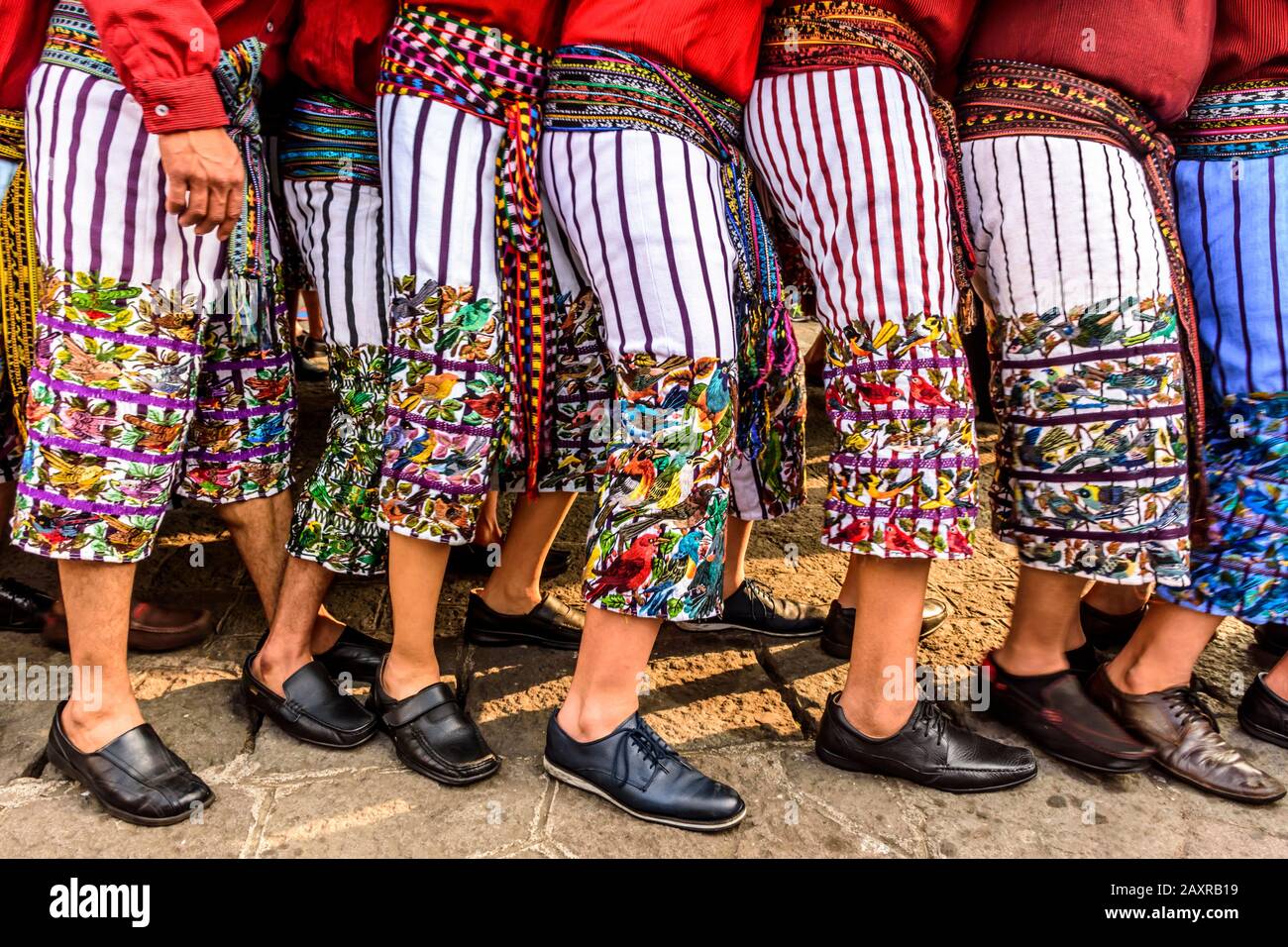 Santiago Atitlan, Guatemala - 19 avril 2019: Hommes mayas portant le costume traditionnel en Cortège Du vendredi Saint dans la ville du lac Atitlan. Banque D'Images
