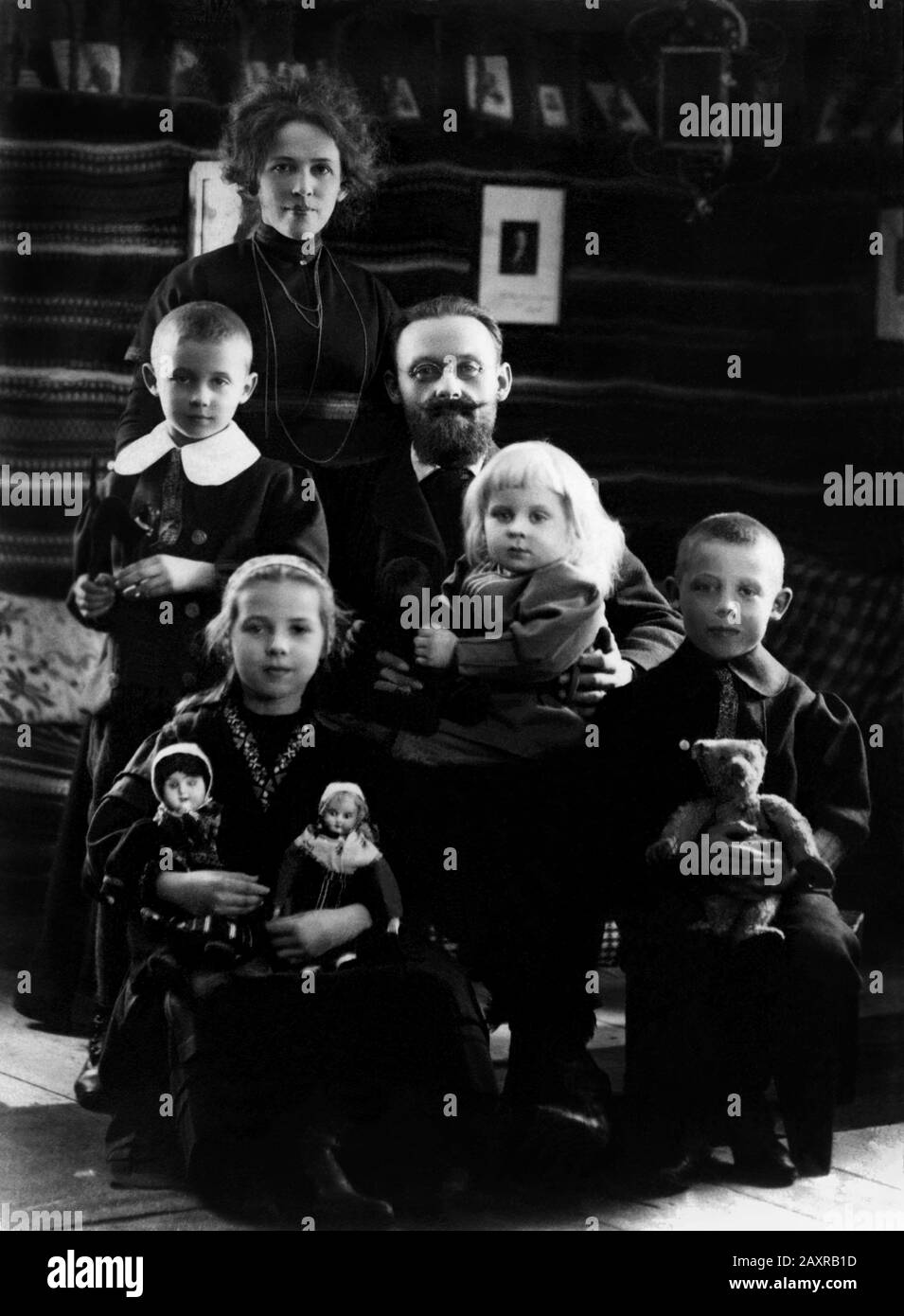 1900 CA , Storgarden , Brunnsvik sur le lac Vasman, LUDVIKA, SUÈDE : l'écrivain suédois et politicien social-démocrate docteur KARL-ERIK FORSSLUND ( 1872 - 1941 ) avec femme FEJAN chez lui avec les quatre fils: Marjo , JORAN , KARL-HERMAN et MAJA . - LOTTERATO - SCRITTORE - LETTERATURA - Littérature - occhiali da vista - lentille - foto grupo di FAMIGLIA - FAMILLE - barbe - barba - SVEZIA - jouets - jouet - giocattolo - giocattoli - ours en peluche - orsachiotto - figli - figlio - figlia - fille - fils - fratelli - frères - moglie - Mamma - mère - NATALE - NOËL - festa natalizia - NOËL - bambol Banque D'Images