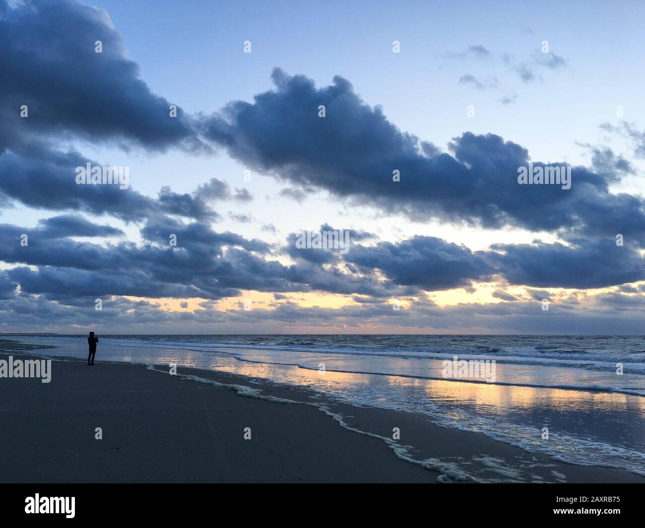 Allemagne, Basse-Saxe, Mer du Nord, Langeoog, soirée individuelle à la plage, nuages Banque D'Images