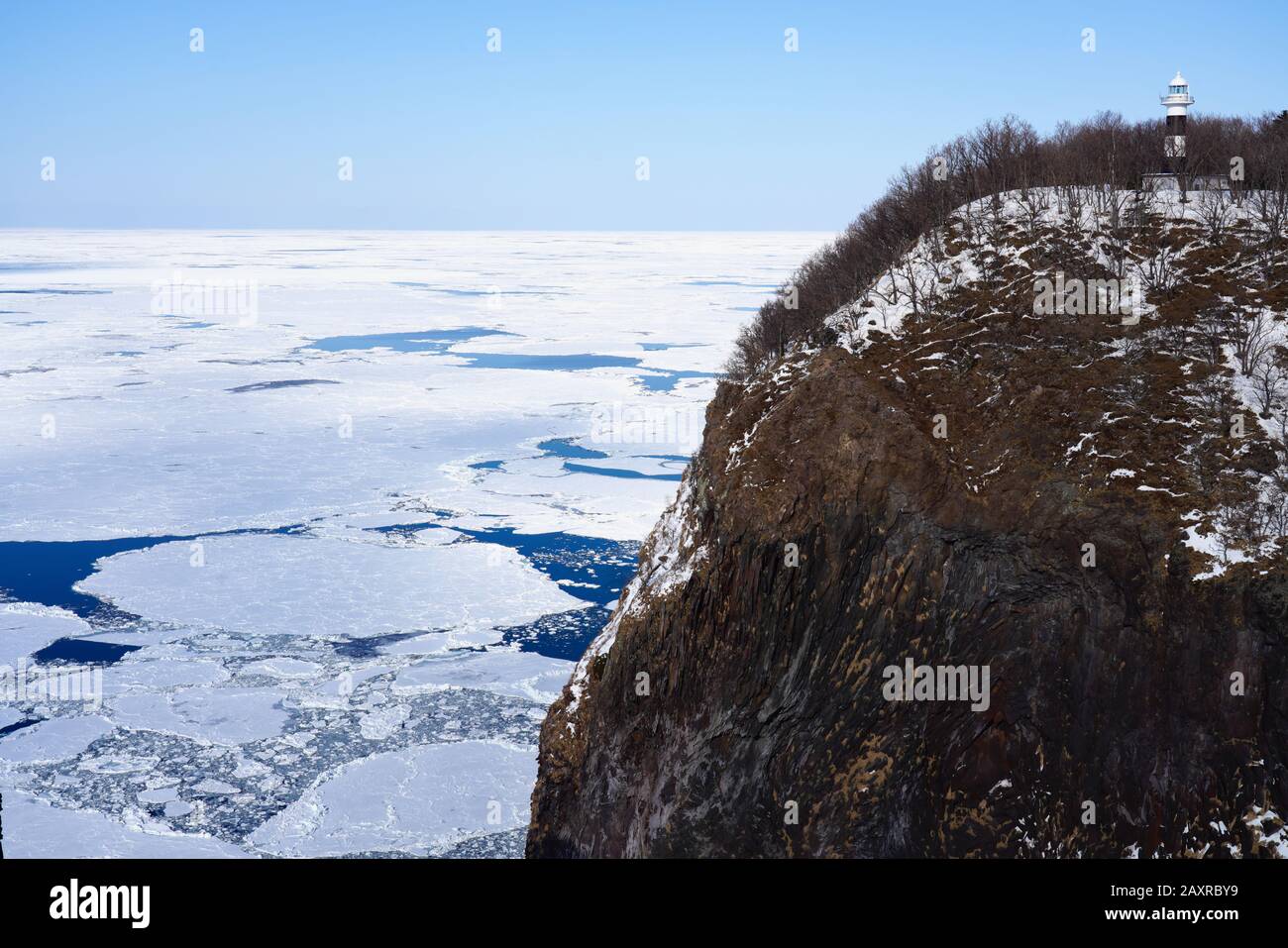 Surplombant le Cap Utoro, le phare et la mer d'Okhotsk avec de la glace dérivante des chutes de Furepe en hiver, Shiretoko, Hokkaido, Japon Banque D'Images