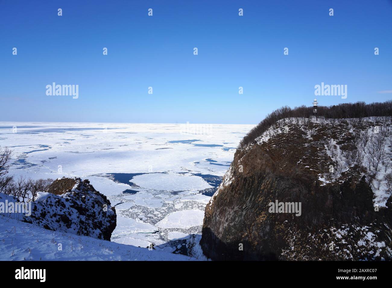 Surplombant le Cap Utoro, le phare et la mer d'Okhotsk avec de la glace dérivante des chutes de Furepe en hiver, Shiretoko, Hokkaido, Japon Banque D'Images