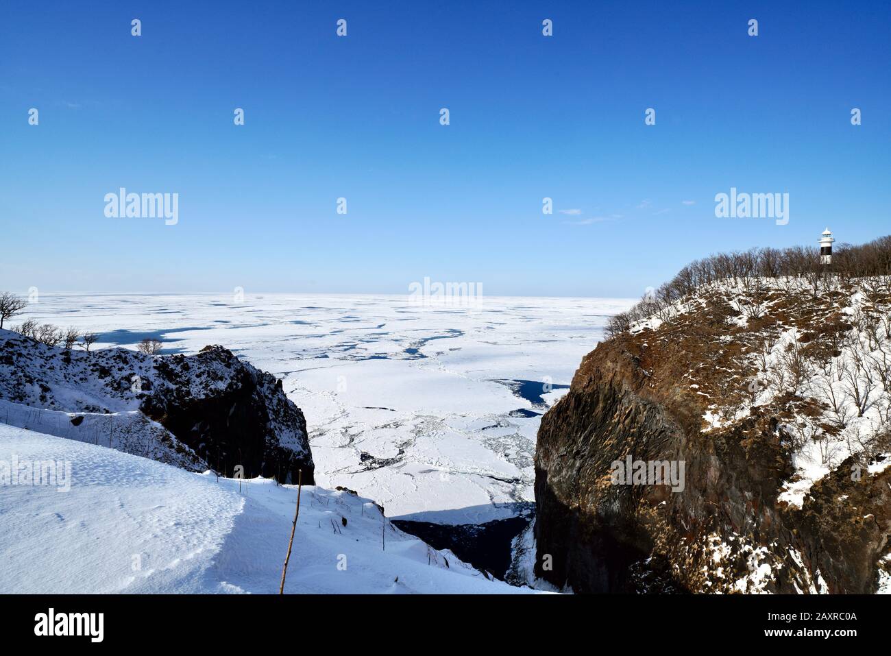 Vue panoramique sur le cap d'utoro, le phare d'utoro et la mer d'okhotsk recouverte de glace et de neige en hiver, Shiretoko, Hokkaido, Japon Banque D'Images