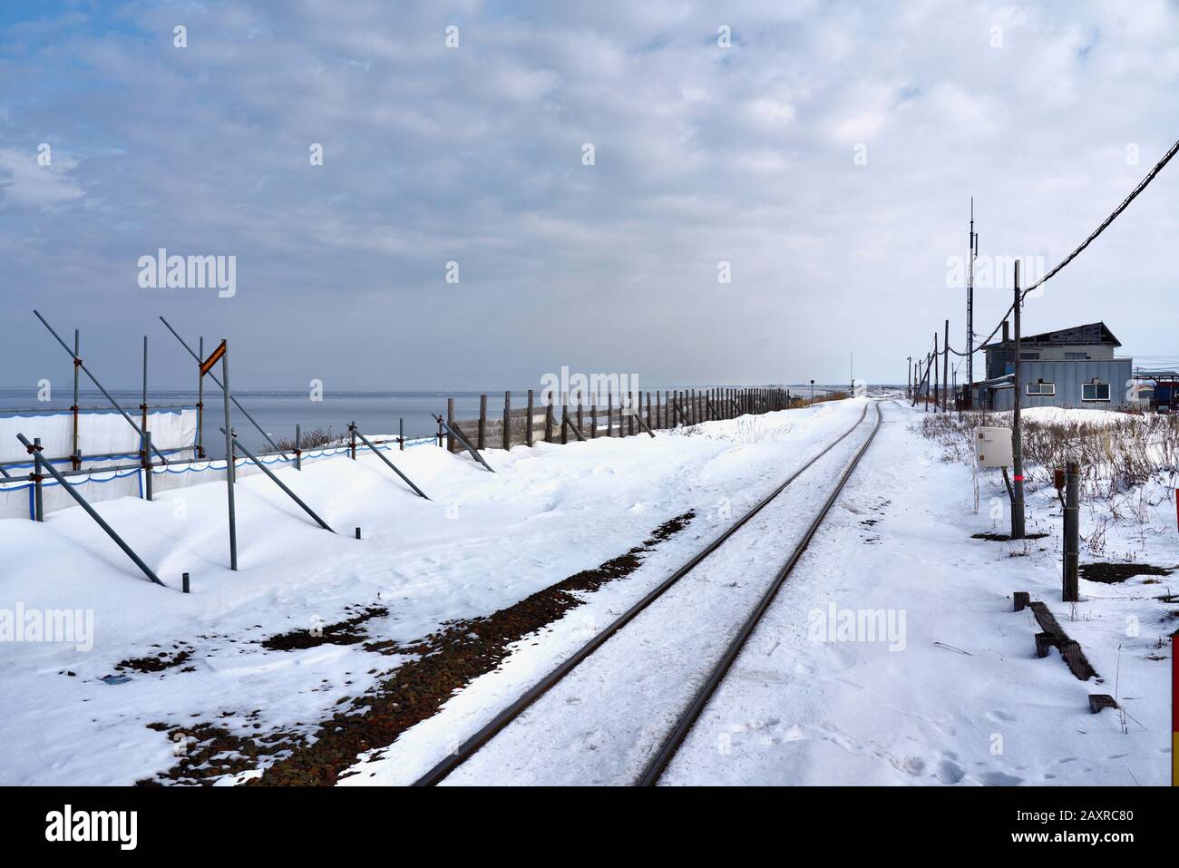 Voie ferrée enneigée à la gare de Kitahama à Abashiri, Hokkaido, Japon Banque D'Images